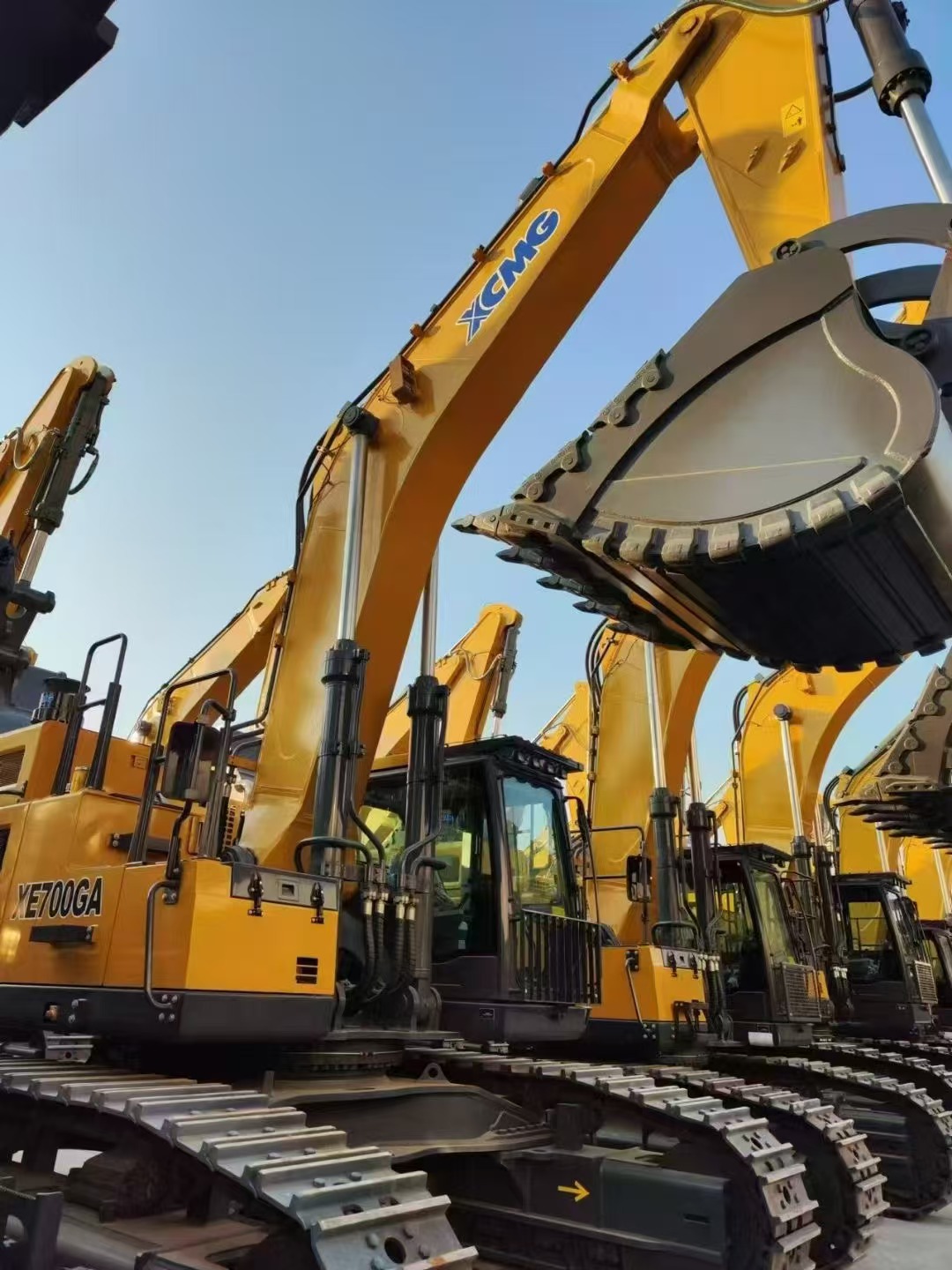 OEM XCMG XE700GA Crawler Excavator for Sale Large Excavator with Bucket Capacity 2.4-4.6 m³ Tonkee Machinery
